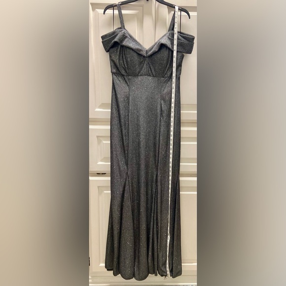 Gorgeous R&M RICHARDS evening gown, size 8. Worn once, in like-new condition. - Picture 10 of 13